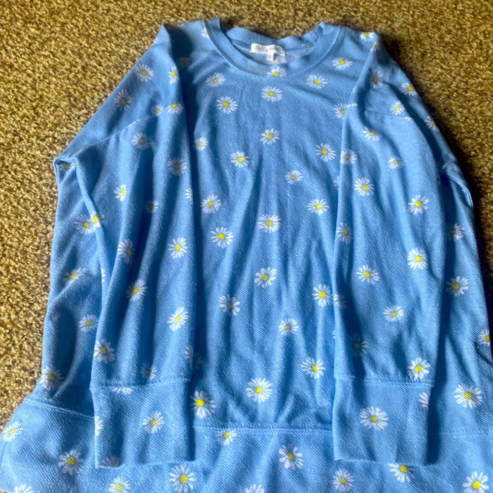 Light blue top with daisy’s medium
